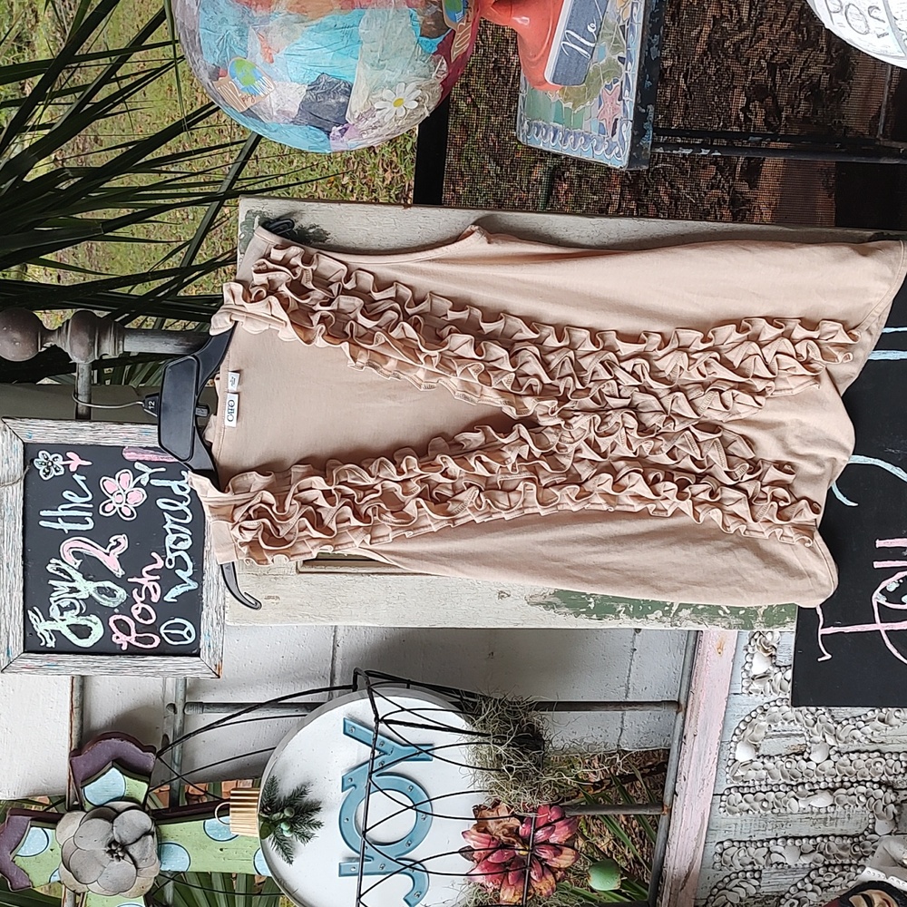 EUC Cato cream ruffle front vest 🛍️🛒SR